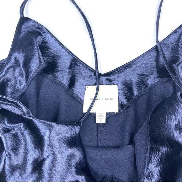 UO Silence + Noise Shiny Cold-Shoulder Tie Tank - Picture 6 of 6